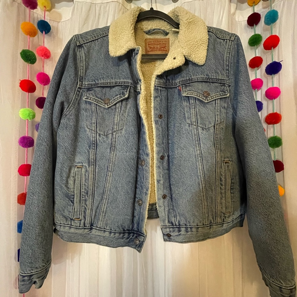Women’s Levi’s Sherpa lined light wash jean jacket